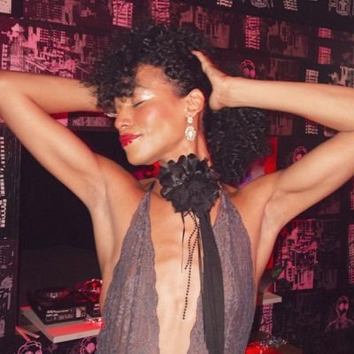 venenosahelga's profile picture. Toda língua que se levantar contra mim, caíra.