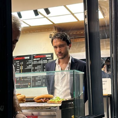 Ota va qizi uning xonasida jinsiy aloqada