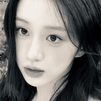 Anglirwa's profile picture. FRAGMEN TENTANG YANG MASIH MEKAR: Malam sudah lama mati, tapi di antara retak bumi ada yang tetap tumbuh; maka ia memilih menjadi lembut di tengah yang hancur.