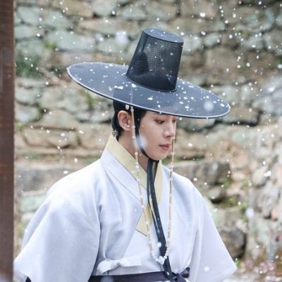 chyusamo85776's profile picture. 저는 제가 알고있는 모든 여인들 중에서 낭자가 제일 좋습니다 나의 이상이 낭자의 이상과 같고 저는 제가 무슨 일을 하든 낭자가 그것에 대해 어찌 생각하는지가 궁금합니다 한데, 다른이와 혼례를 하면 나는 대화 조차 못할꺼고 나는 그것을 견딜 자신이 없습니다 이정도면 답이 되었습니까?