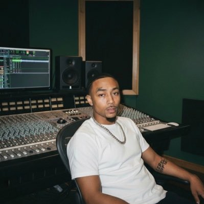 thisisbjames's profile picture. quiet the noise & find your way • CREATIVE HUMAN BEING • @beezybeenboutit on IG