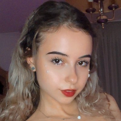 ellasionx's profile picture. 🔥 just a little danger in silk skin 💋 stay long enough and you might get addicted ↓