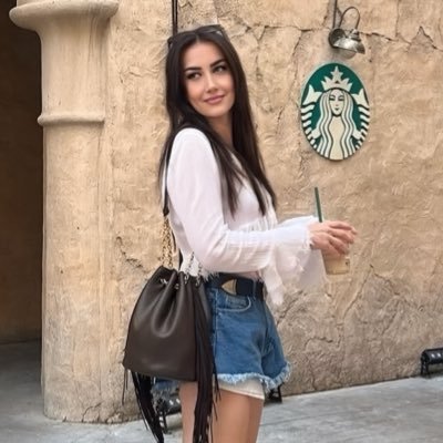 cizgisell's profile picture. 🌻 Sanat Dünyama Hoşgeldiniz.🌻Çizer, gezer, sanatı sever, yıllarını sanata adamış bir RESSAM. 👩🏻‍🎨 Ortaya karışık bir şeyler 🤍