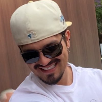 uails's profile picture. laurinha, um beijo pra você nega.