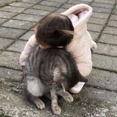 b4r2h's profile picture. "أرى القمر المُنيرَ يغيبُ ليلًا لأنّ النّورَ منكِ قد كفانا"