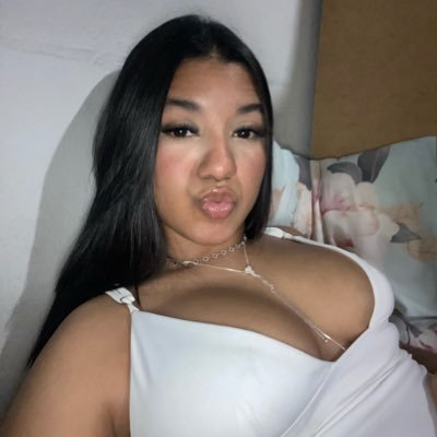 _oliveirajuliaa's profile picture. 