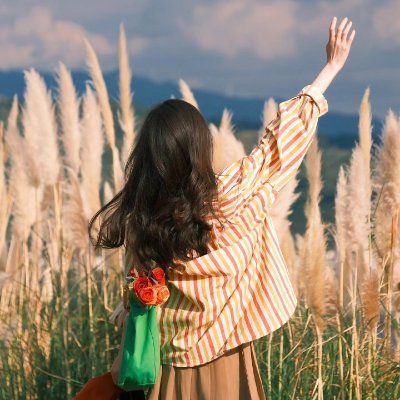 apsntt_'s profile picture. I love the way the mountain wind blows through the swaying reeds. 🏞️ On the hills of Scotland, the reeds sway in the wind, allowing me to feel the beauty of