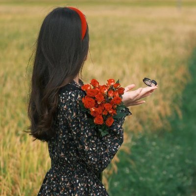 ursthh's profile picture. I love the reed-covered hills swaying in the wind. 🌾 In the windmill countryside of the Netherlands, the reeds sway gently, as if stepping into an oil painting