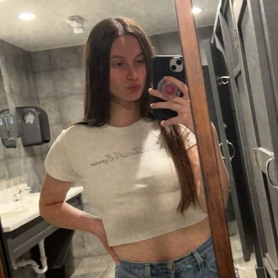 chloebrinas's profile picture. 25 | all of my friends think I’ve gone crazy💋