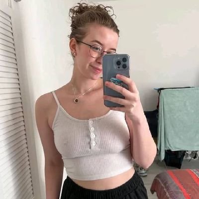 AnnaJones343216's profile picture. 