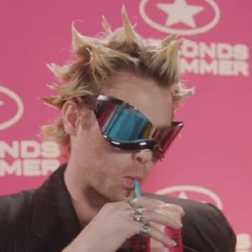 fridavol6's profile picture. 1D + 5sos 4ever