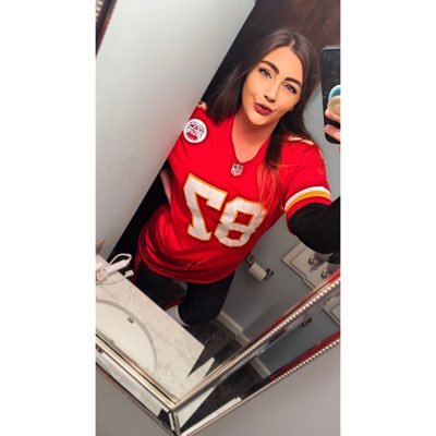 Emikinsbby's profile picture. EST. 1995. • Pure Breed Minnesnowtan• Taurus sun ☀️ Pisces moon 🌙Aquarius ⬆️