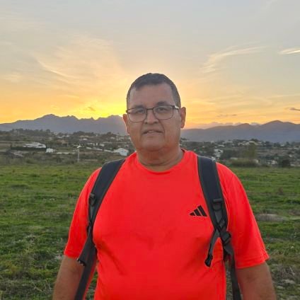 VicenteBolufer's profile picture. Quizá haya enemigos de mis opiniones, pero yo mismo, si espero un rato, puedo ser también enemigo de mis opiniones