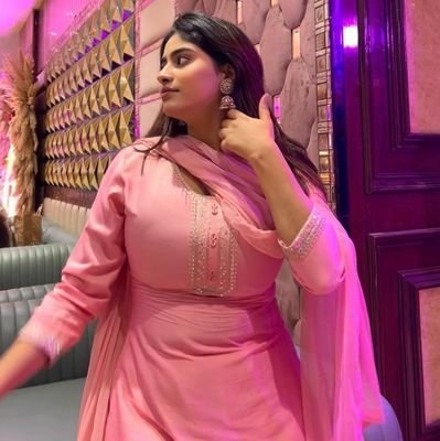 Shumyla_Anam's profile picture. ایک حسین عورت کا یہ ہنر ہے کہ وہ مرد کو کئی طرح کی موت دے سکتی ہے. 🫦