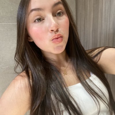pauccb1's profile picture. 🦦😛🥸🤠😶‍🌫️👅🧚🏻‍♀️🧎🏻‍♀️🐰❤️‍🔥👻💙🤍Ⓜ️🎀🍷🤸🏻‍♀️🖤alejandra’s alter ego as drake with anita max win, aquí todo es jodiendo🤱🏻alejajan’t