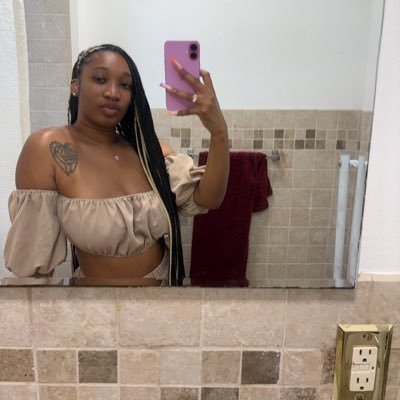 l0vekaylaa_'s profile picture. no emotions from a queen.