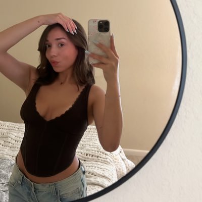 valeria_valla's profile picture. 