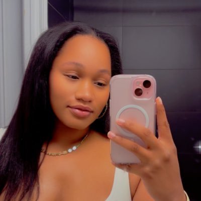 Heyy_DoMonique's profile picture. Florist, Baker & Sprinkle Mixer💕 Foodie over on IG: whatshouldieat_✨