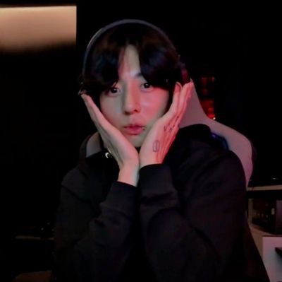 AumLuvjk's profile picture. fan account of BTS @bts_ibighit 💜
𝘉𝘛𝘚 𝘪𝘴 𝘵𝘩𝘦 𝘳𝘦𝘢𝘴𝘰𝘯 𝘸𝘩𝘺 𝘐'𝘮 𝘢𝘭𝘪𝘷𝘦.👩🏻‍🦯𓂃𓈒⋆
𓏔  @BTS_twt  ⟢