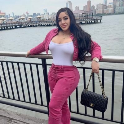 Anne_rob0's profile picture. am here to explore X and I have a natural ability to connect with people, making them feel comfortable and heard