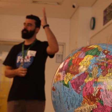 JonasGSouzaa's profile picture. biólogo equivocado, escultor amador, louco por quadrinhos. Ainda não acredito no aquecimento global (como Banksy)