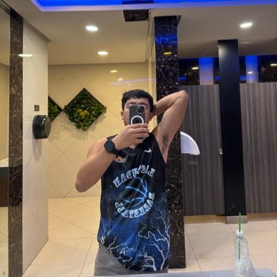 arnaiz_dav93383's profile picture. Finding the Right One