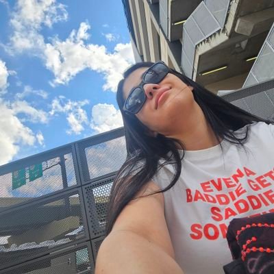 sitme0nurthrone's profile picture. 30.  La vida siempre en tres colores.