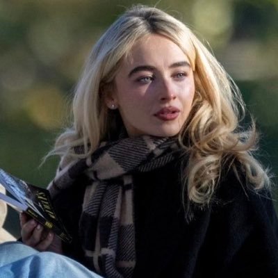 chIoeandhalIe's profile picture. jay.