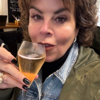 LizziejackLiz's profile picture. Hello I'm Lizzie :Wife ,mother to 2 fab sons. Hairstylist , Salon owner , Sport lover . Cooking fanatic. Baggies fan .. and mom to Gertie my baby girl 😻😺😺😺