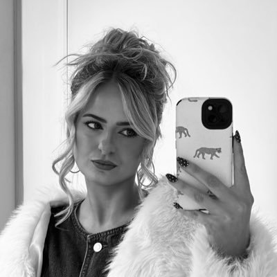 lynsaymoor's profile picture. that’s hot