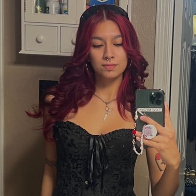 swaggycarooo's profile picture. average lesbian who is in love with her gf