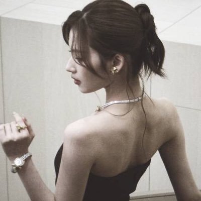 minatozakib's profile picture. ( 1996 ) She is Minatozaki Sana. Everyone's crush, but only set her eyes on Julian.