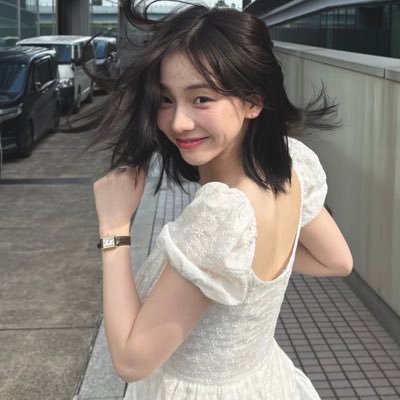 floraIwave's profile picture. https://t.co/fgfA98Kzw0 (n). a person who loves flowers.