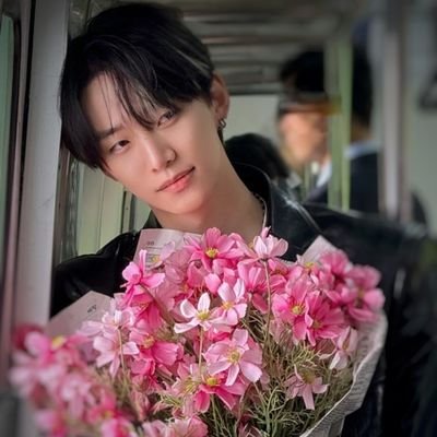 Hrichihrich's profile picture. ᴀɴ ɪᴅɪᴏᴛ ᴡʜᴏ ғᴀʟʟs ɪɴ ʟᴏᴠᴇ ᴡɪᴛʜ ғɪᴄᴛɪᴏɴᴀʟ ᴄʜᴀʀᴀᴄᴛᴇʀs ✨🦄🌌