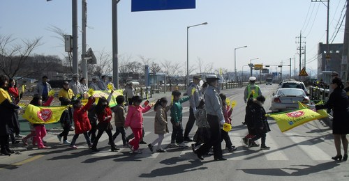 시흥경찰서 교통경찰입니다~^^
소통은 막히지 아니하고 잘 통함을 뜻합니다. 막힘 없이 시원한 시흥교통, 시민과 막힘없이 소통하는 시흥교통경찰이 되도록 노력하겠습니다