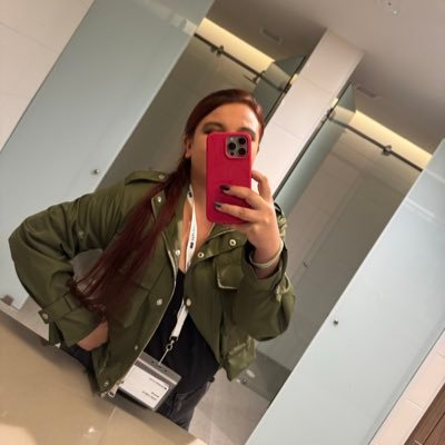 _rondevinola's profile picture. Yo ya de joven quería ser esto, esto que soy: una vieja de mierda. Optimista radical.