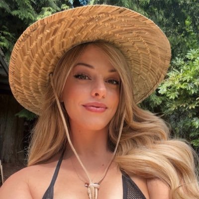 briblossom1900's profile picture. Netflix and chill? I’m more about intense intellectual conversation and rough sex.💦🍆🍆💦🌮