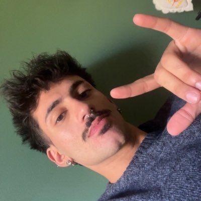 plluutos's profile picture. should we tell bella hadid? | 22 🇱🇧