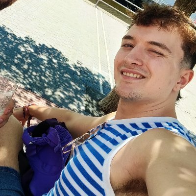 sumodeananas's profile picture. aquí es donde escribo paridas a gusto porque mis amigos se han ido a bluesky y nadie me hace ni puto caso.  
🚲🚶🏻🌳⛰️🚆