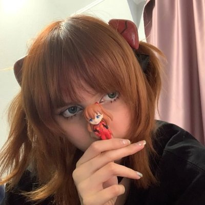 GreenPokee's profile picture. stupid girl