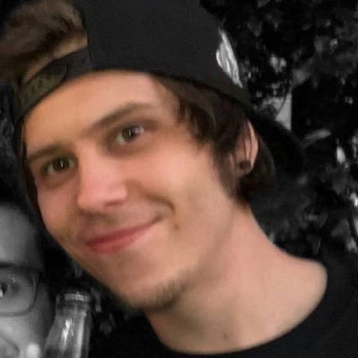 ashtractive's profile picture. lee know streaming minero by elrubiusomg