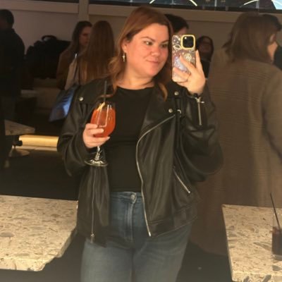 _StephDantas's profile picture. Go love yourself.