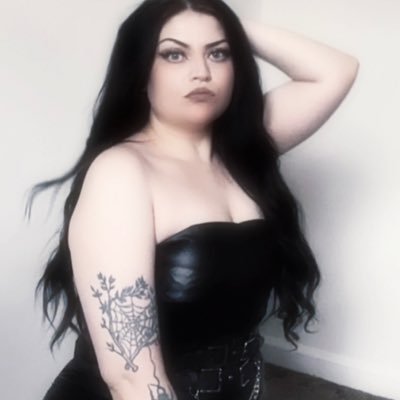 poisonthegirl's profile picture. cass ꩜ ‘𝟫𝟧 🗡️ 𝔤𝔩𝔬𝔬𝔪 𝔫’ 𝔤𝔩𝔦𝔱𝔱𝔢𝔯• 𝔤𝔬𝔱𝔥 𝔫’ 𝔤𝔯𝔲𝔫𝔤𝔢• sculpting• fire walk with me🎪 foggy forest dweller🌧️ 𝓐𝓢𝓑💍ᥫ᭡ 𝓙𝓝𝓑˖ ִֶཐི༏ཋྀ󠀮