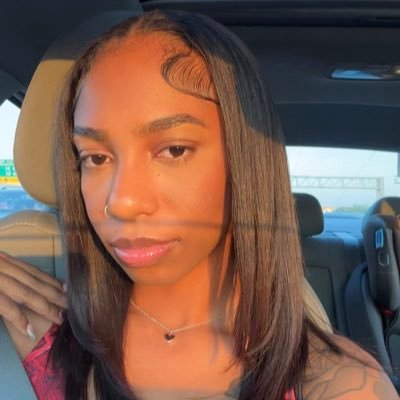 jaeelese's profile picture. somewhere between psychotic and iconic