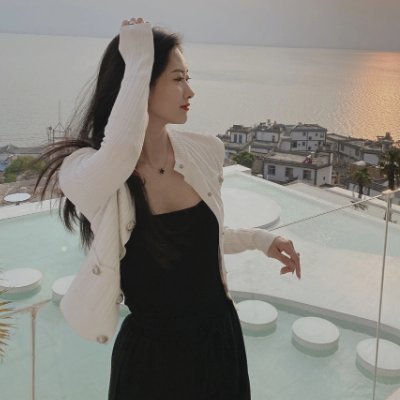 Nicole87us's profile picture. Enjoying life’s little moments, solo style 🌼