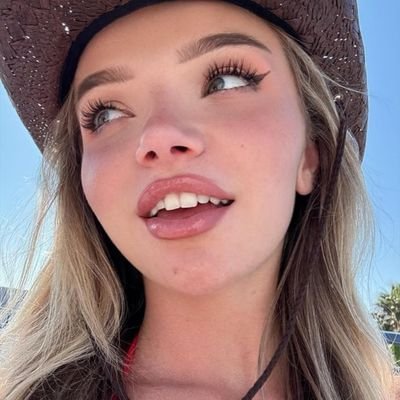 BriSluttyTeen's profile picture. 