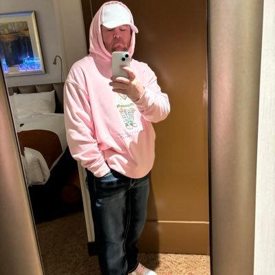 tlep22's profile picture. Luv