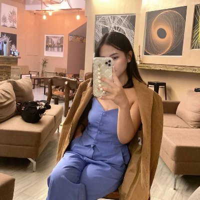 peachdaisysv's profile picture. Designing style 👗
Investing smart 💼
Driving fast 🏎
Flowing calm with yoga 🧘‍♀️
 — Living my best life 🇻🇳