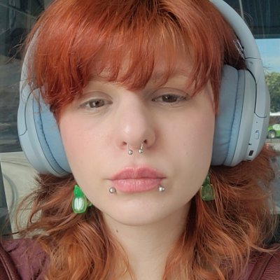 Domicchin's profile picture. Designer de produto, animadora 2D e 3D, tatuadora, patinadora, costureira, ilustradora, modeladora 3D, dançarina, corto cabelo e pinto... perai que tem mais !