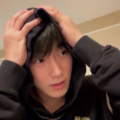 mrsunsetz's profile picture. torcedora da red aposentada de twitter, fã de sleep token e com sinais de insanidade | +20yo